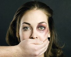 Муж бьет, а уйти некуда — что делать и куда обратиться: телефон Кризисного центра, Центра доверия, отзывы