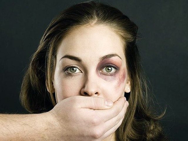 Муж бьет, а уйти некуда — что делать и куда обратиться: телефон Кризисного центра, Центра доверия, отзывы