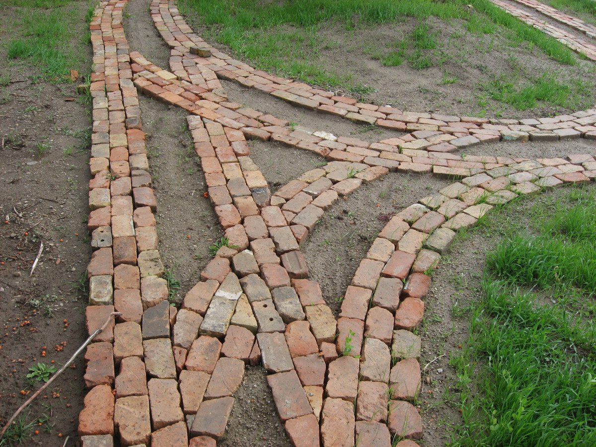 Кирпичи