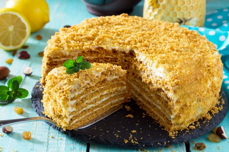 Получается вкусненький тортик
