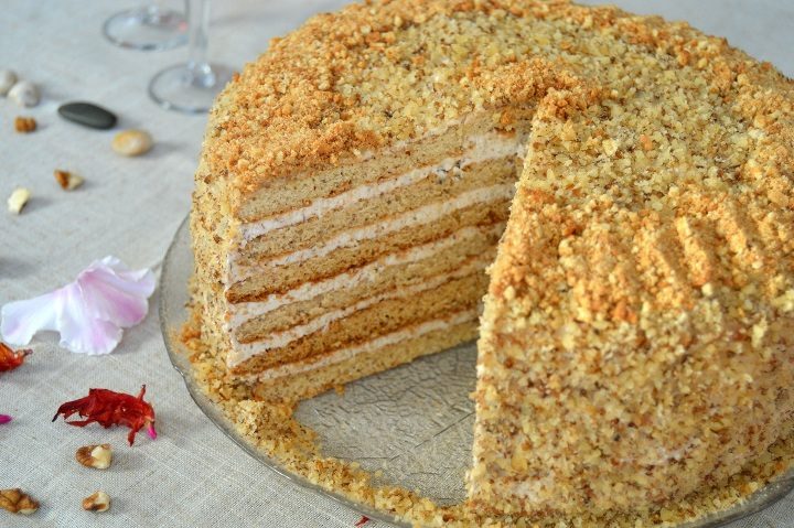 Медовые песочные коржи для торта на сковороде