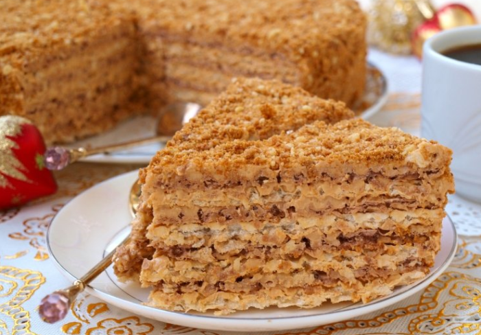 Вафельный торт с вкусным кремом из сгущенного молока, с маслом, сметаной, арахисом