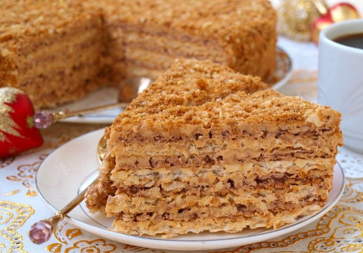 Вафельный торт с вкусным кремом из сгущенного молока, с маслом, сметаной, арахисом