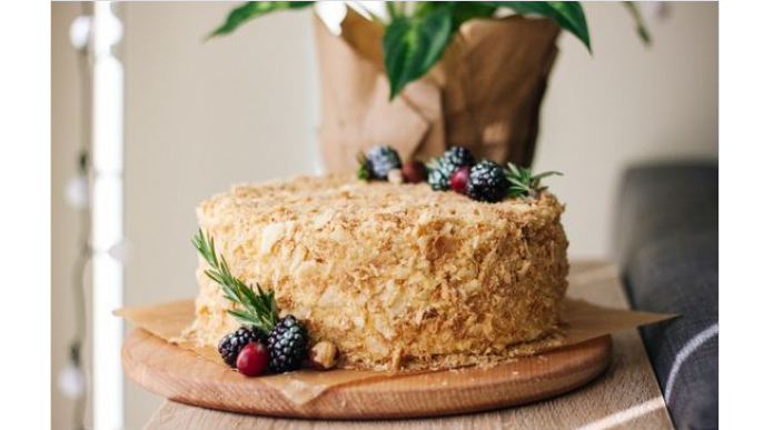 Самые простые и вкусные жареные коржи для торта на кефире на сковороде