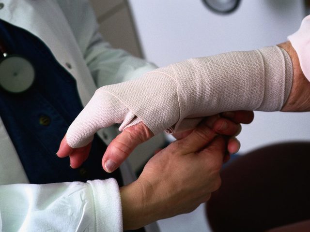 Знаки, приметы порезать палец безымянный правой руки. Примета порезать палец