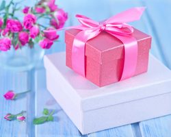 Стихи к подаркам на день рождения, юбилей, свадьбу — лучшая подборка