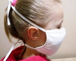Как сделать ватно-марлевую повязку, медицинскую маску стандартную, на резинке своими руками ребенку в школу? Как надевать ватно-марлевую повязку? Почему рекомендуют ватно-марлевые повязки смачивать водой?