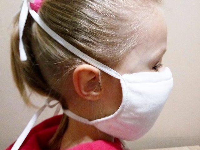 Как сделать ватно-марлевую повязку, медицинскую маску стандартную, на резинке своими руками ребенку в школу? Как надевать ватно-марлевую повязку? Почему рекомендуют ватно-марлевые повязки смачивать водой?