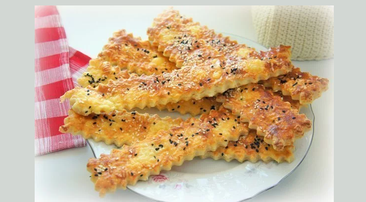 Сырное печенье из слоеного теста