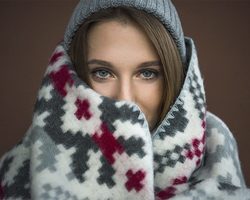 Почему человек постоянно мерзнет без причины, когда тепло?