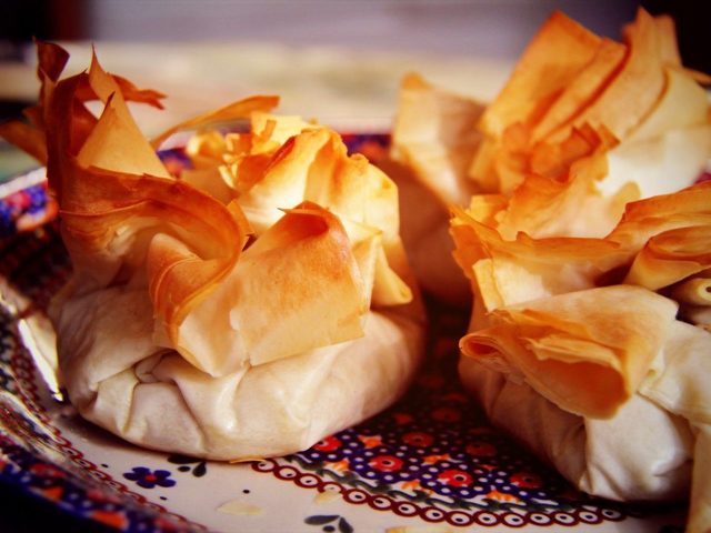 Что приготовить, чтобы было вкусно — выпечка из теста фило: пошаговые рецепты с мясом, сыром, творогом, вишней, шпинатом