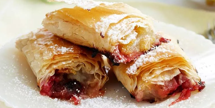 Вкусное блюдо из теста фило с вишней