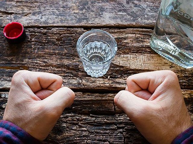 Проверенные шепотки от пьянства мужа, сына, в спину, на убывающую Луну: слова заговора, подробная инструкция