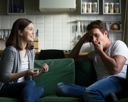 Может ли мужчина игнорировать женщину, которая ему нравится: почему это происходит и что делать?