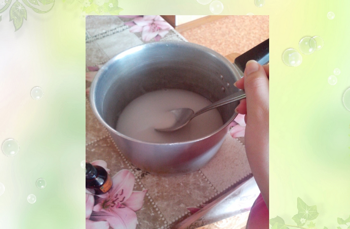 Размешайте воду и крахмал