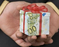 Можно или нельзя дарить деньги на день рождения, 8 марта, начальнику? Почему нельзя дарить деньги детям, воспитателям, учителю? Дарить деньги: примета