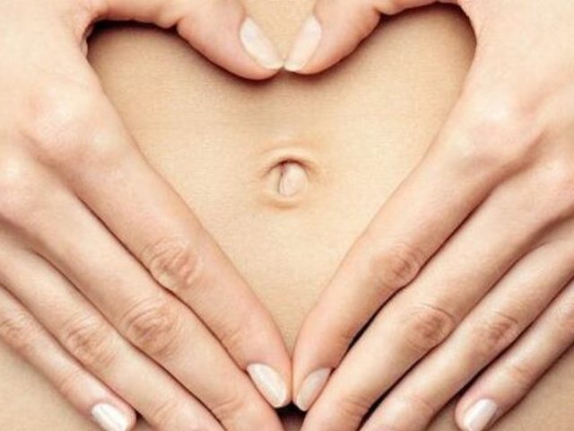 Почему воняет пупок, запах из пупка: причины появления, лечение