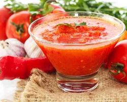 Аджика сырая с хреном на зиму: рецепт приготовления домашней сырой аджики с красными и зелеными помидорами, яблоками, чесноком, перцем