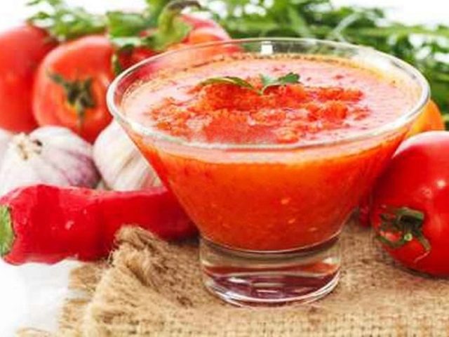 Аджика сырая с хреном на зиму: рецепт приготовления домашней сырой аджики с красными и зелеными помидорами, яблоками, чесноком, перцем