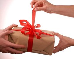 Почему нельзя передаривать подарки: приметы