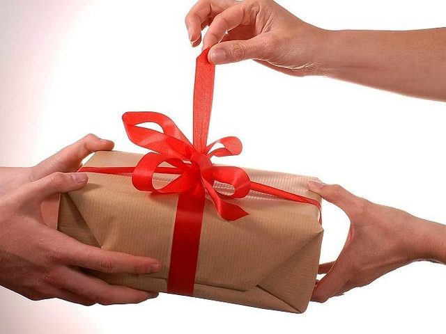 Почему нельзя передаривать подарки: приметы