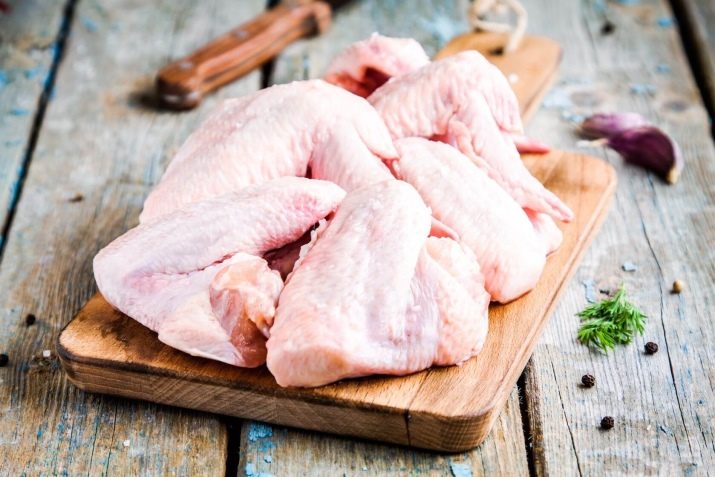 Если вы отрезали только части курицы быстро - остальную тушку можно положить в морозилку