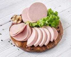 Как сделать вареную колбасу из куриного филе в домашних условиях, по ГОСТу: подробный рецепт. Чем заменить магазинную оболочку и кишки для приготовления вареной колбасы: советы