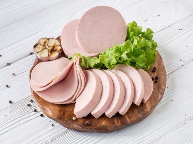 Как сделать вареную колбасу из куриного филе в домашних условиях, по ГОСТу: подробный рецепт. Чем заменить магазинную оболочку и кишки для приготовления вареной колбасы: советы