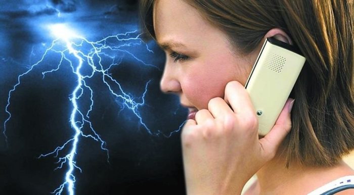 Можно ли пользоваться телефоном во время грозы?
