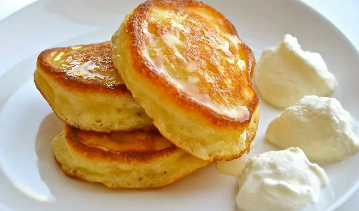 Пышные и вкусные оладьи из прокисшего кефира