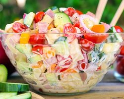 Летние салаты и закуски на праздничный стол: 20 простых и самых вкусных рецептов, фото с оформлением