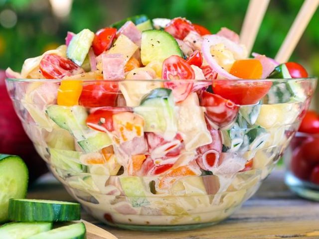 Летние салаты и закуски на праздничный стол: 20 простых и самых вкусных рецептов, фото с оформлением