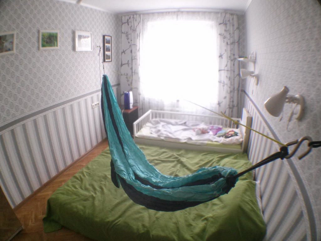 Крепление гамака крючками