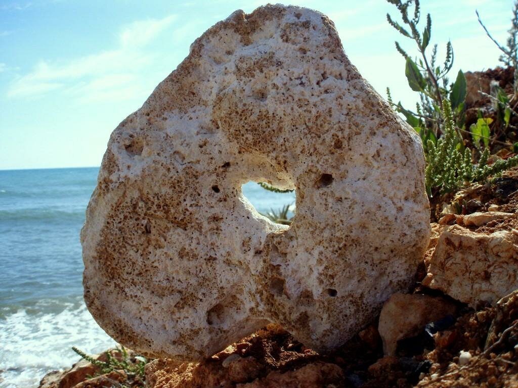Красота камня куриный бог в природе