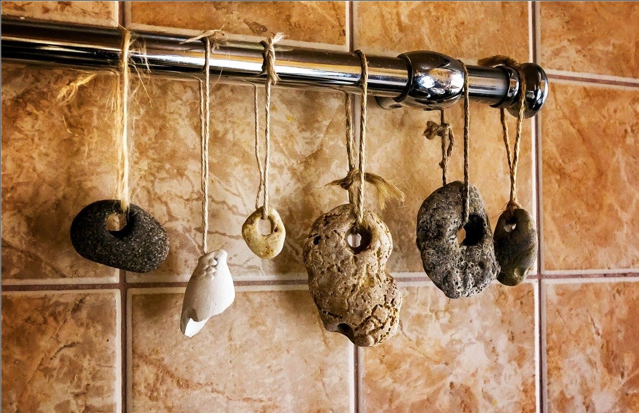 Разнообразные камни куриный бог