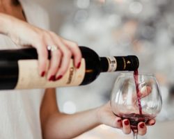 Можно ли дарить бокалы на день рождения, свадьбу: примета, правила