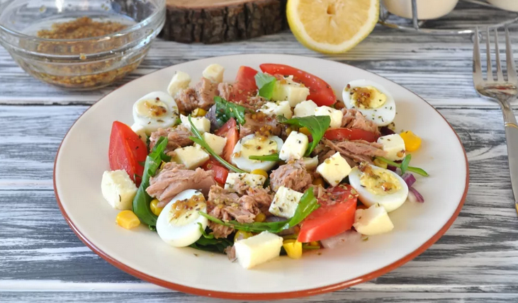 Салат с кукурузой и тунцом