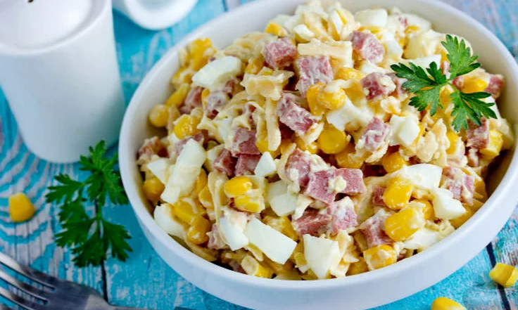 Салат с кукурузой, яйцами и колбасой