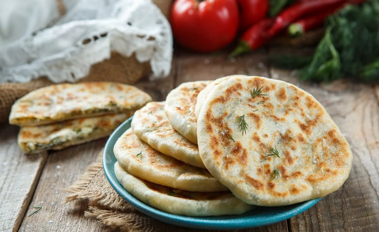 Сырные лепешки на кефире без яиц, с зеленью, луком
