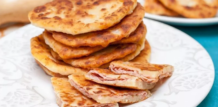 Сырные лепешки на кефире с начинкой из ветчины или колбасы