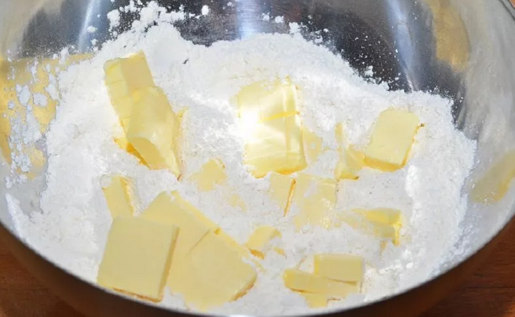Смешайте масло с мукой