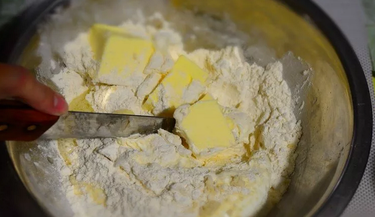 Порубите смесь муки и масла ножом