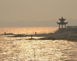 Где находится Желтое море на карте и почему Желтое море называется желтым?