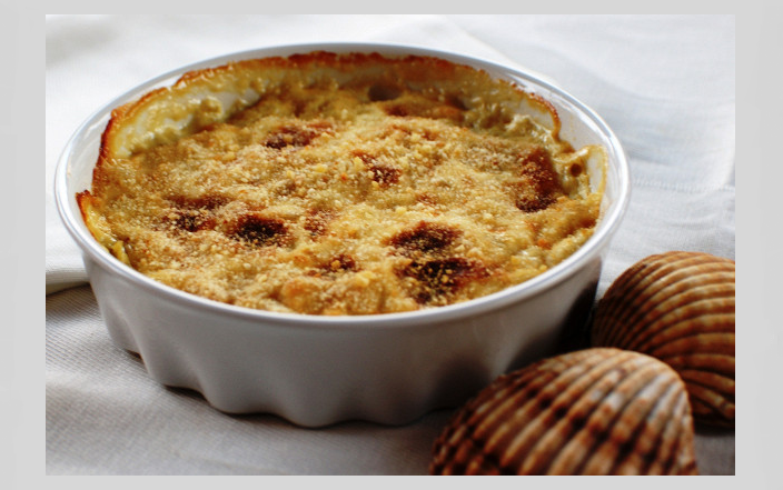Морские гребешки и тигровые креветки под соусом бешамель