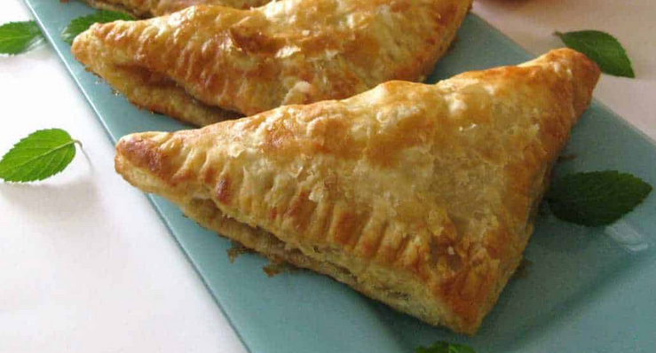Турновер с сосиской и сыром со сметанным соусом