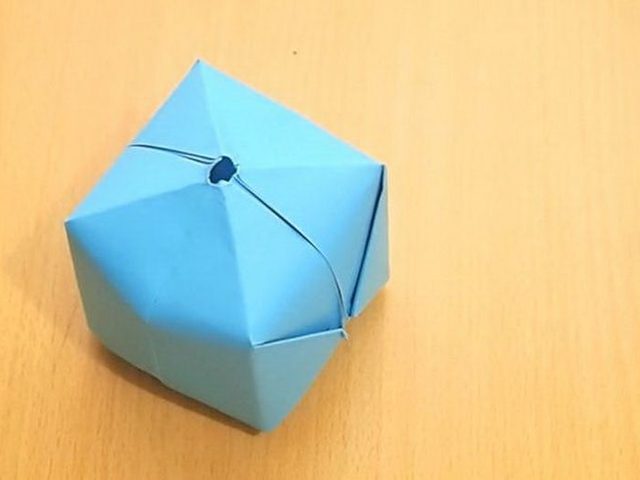 Как сделать водяную бомбочку из бумаги, которая взрывается?
