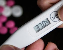 Повышение температуры после приема пищи до 37.0-37.5°С у взрослых и детей: причины, что делать?