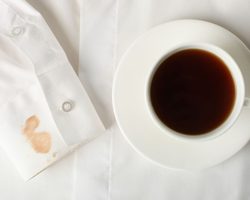 Как вывести пятна от чая с белой и цветной одежды, ковра, скатерти, дивана, бумаги: простые и проверенные способы
