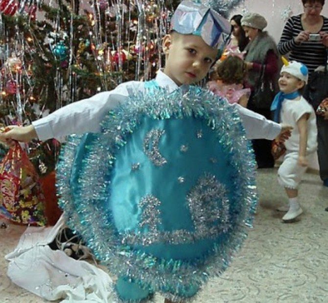 Ярко украшенный