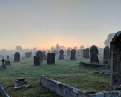 Что можно и нельзя делать на кладбище: правила поведения, приметы. Что нужно делать перед посещением кладбища и после его посещения?